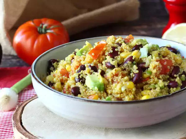 Resepti Proteiinipitoinen quinoa-salaatti, jossa on punaisia papuja ja maissia