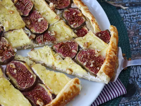Resepti Ohut viikuna-, brie- ja pähkinäpiirakka