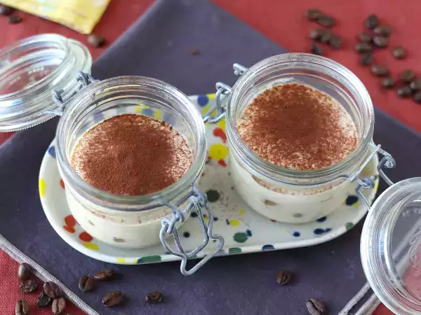 Resepti Silkkitofusta valmistettu tiramisu ilman mascarponea ja munia