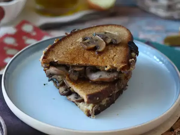 Resepti Grillattu juustoleipä, jossa on sieniä ja raastettua juustoa