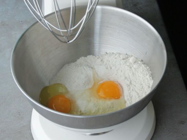 Kevyitä, gluteenittomia ja maidottomia pannukakkuja - Valmistelu askel 1