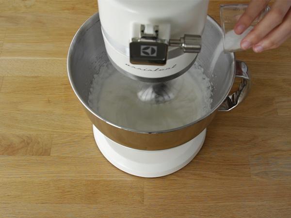 Victoria Sponge -kakku ultra kostea - Valmistelu askel 4