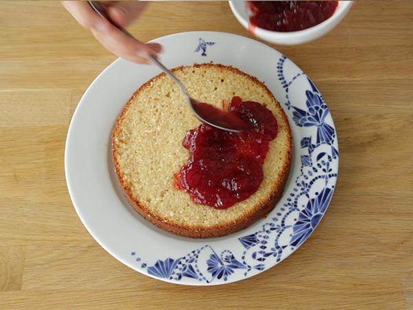 Victoria Sponge -kakku ultra kostea - Valmistelu askel 5