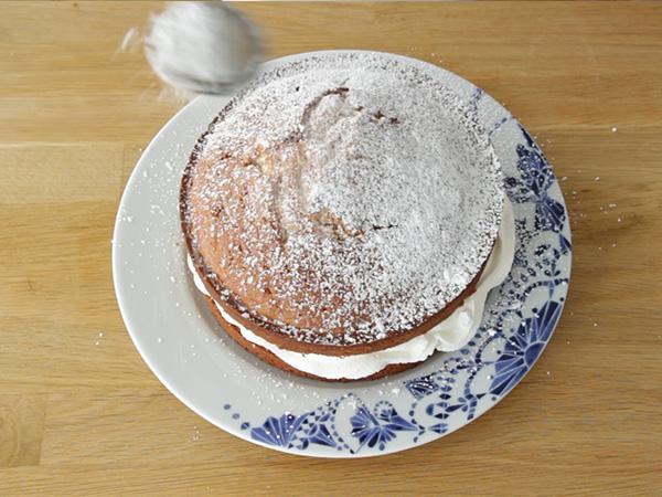 Victoria Sponge -kakku ultra kostea - Valmistelu askel 7