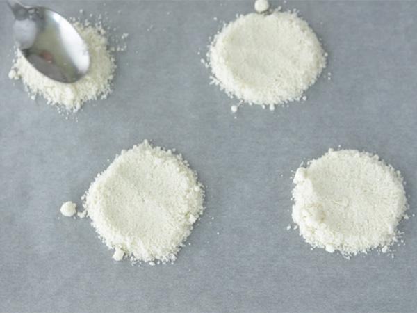 Parmesaanilastuja yrttien ja mausteiden kanssa - Valmistelu askel 1