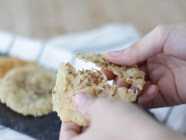 Parmesaanilastuja yrttien ja mausteiden kanssa - Valmistelu askel 4