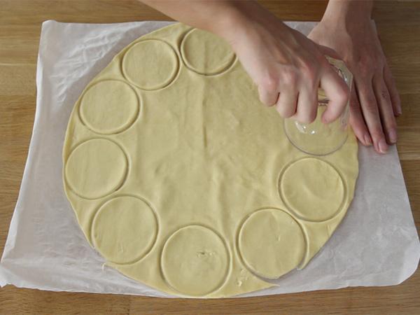 Minipizzat lehtitaikinasta - Valmistelu askel 1
