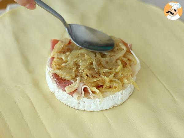 Kinkkua ja sipulia Camembert-leivonnaiset - Valmistelu askel 2