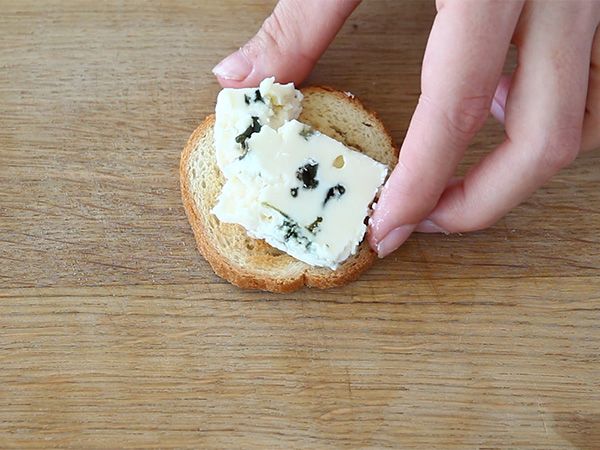 Roquefort, saksanpähkinät ja hunaja paahtoleivällä - Valmistelu askel 1