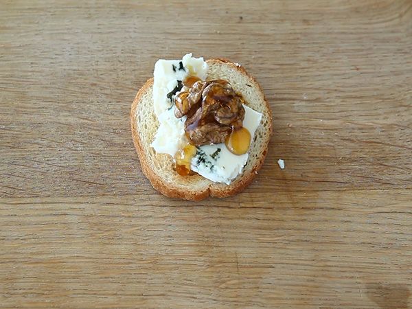 Roquefort, saksanpähkinät ja hunaja paahtoleivällä - Valmistelu askel 2