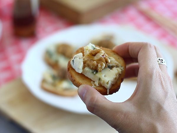 Roquefort, saksanpähkinät ja hunaja paahtoleivällä - Valmistelu askel 3