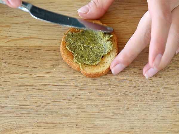 Pestoa, parmesaania ja aurinkokuivattua tomaattia sisältävä paahtoleipäpala - Valmistelu askel 1