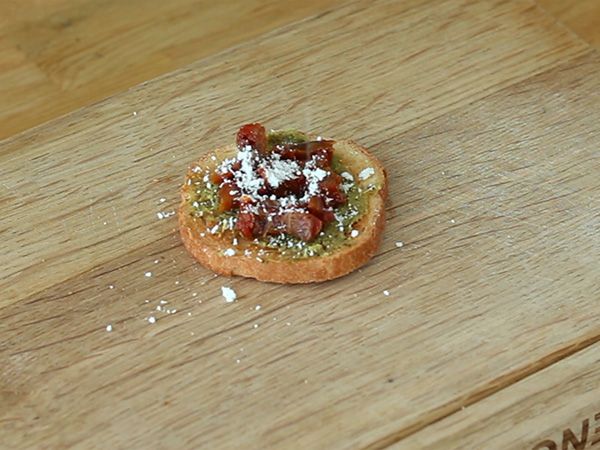Pestoa, parmesaania ja aurinkokuivattua tomaattia sisältävä paahtoleipäpala - Valmistelu askel 2