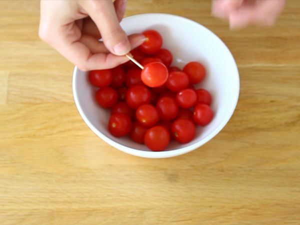 Karamellisoidut kirsikkatomaatit seesaminsiemenillä tai rakkaustomaatit - Valmistelu askel 2