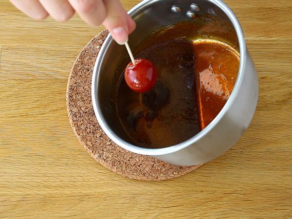 Karamellisoidut kirsikkatomaatit seesaminsiemenillä tai rakkaustomaatit - Valmistelu askel 3