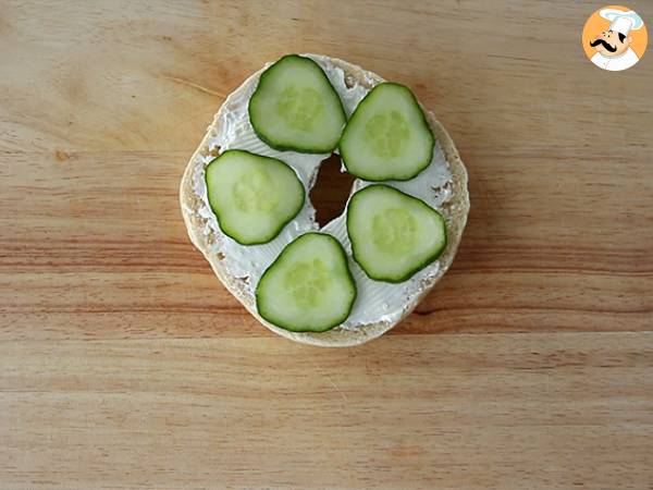 Lohi bagel, kurkku ja tuorejuusto - Valmistelu askel 2