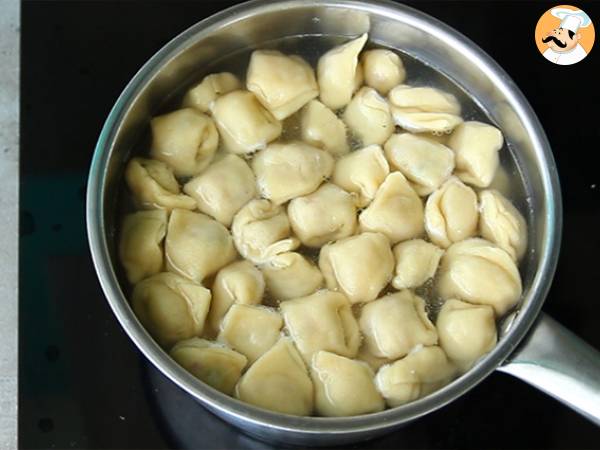 Tortellinit parmesaanin, kinkun ja basilikan kera - Valmistelu askel 8