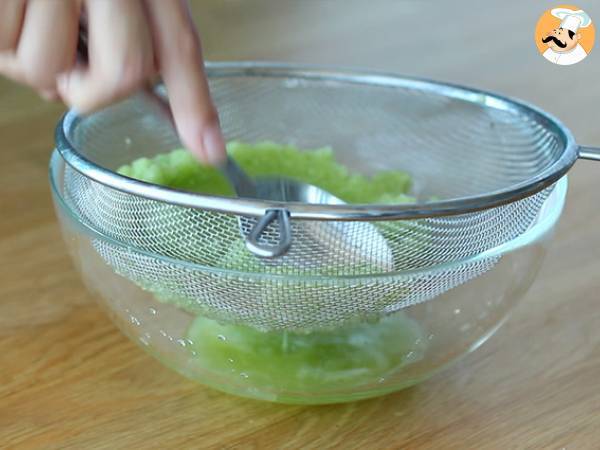 Tzatziki, kreikkalainen kurkku- ja jogurttikastike. - Valmistelu askel 3