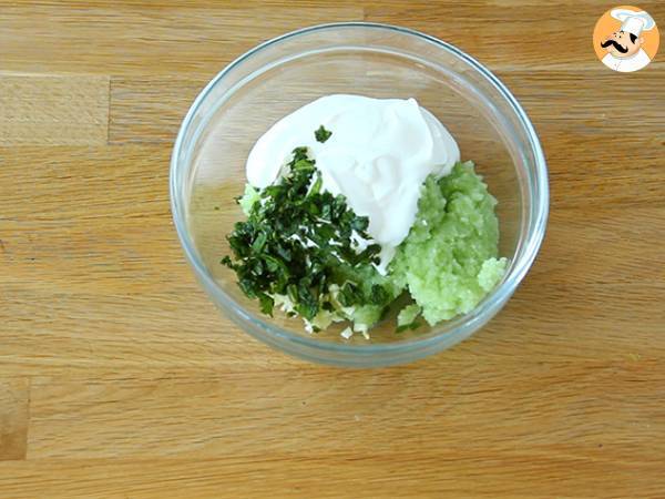 Tzatziki, kreikkalainen kurkku- ja jogurttikastike. - Valmistelu askel 4
