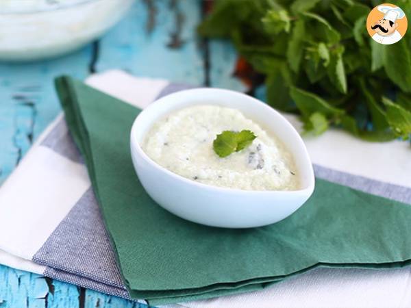 Tzatziki, kreikkalainen kurkku- ja jogurttikastike. - Valmistelu askel 5