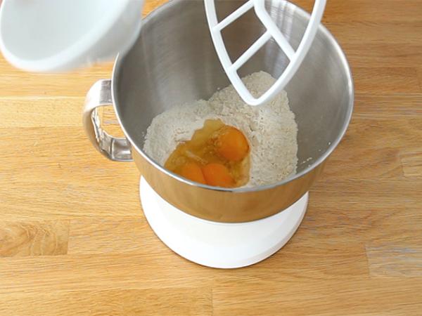 Brioche-luumutorttu - Valmistelu askel 1