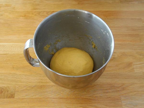 Brioche-luumutorttu - Valmistelu askel 2