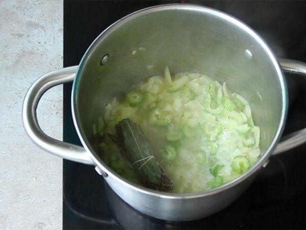 Moules marinières, yksinkertainen ja herkullinen resepti - Valmistelu askel 2