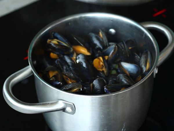 Moules marinières, yksinkertainen ja herkullinen resepti - Valmistelu askel 3