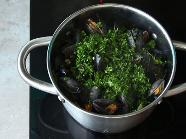 Moules marinières, yksinkertainen ja herkullinen resepti - Valmistelu askel 4