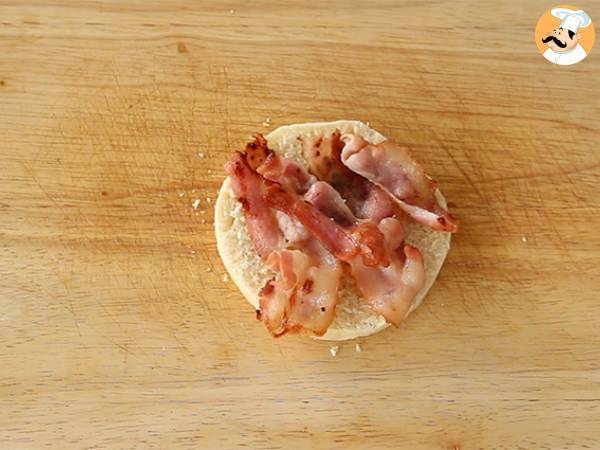 Englantilaiset muffinssit kananmunalla ja pekonilla - Valmistelu askel 1