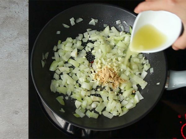 Kookosmaidolla maustettu pikakatkarapucurry - Valmistelu askel 1