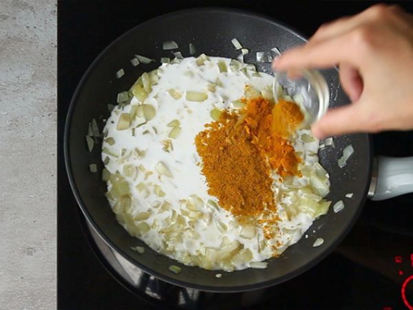 Kookosmaidolla maustettu pikakatkarapucurry - Valmistelu askel 2