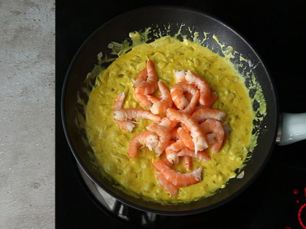 Kookosmaidolla maustettu pikakatkarapucurry - Valmistelu askel 3
