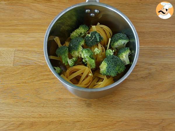 Yhden padan pasta - Tagliatelle lohen ja parsakaalin kanssa - Valmistelu askel 1