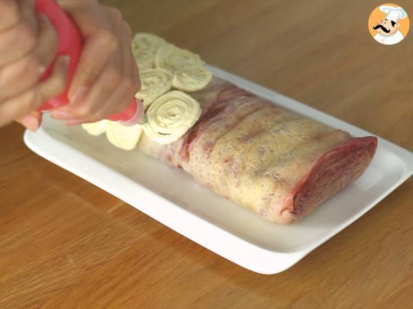 Valkosuklaa vadelma pannukakkutukki - Valmistelu askel 9