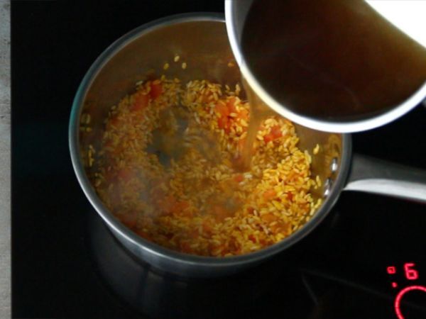 Kampasimpukoiden risotto sahramin kera - Valmistelu askel 2