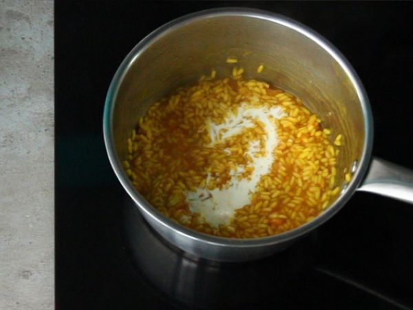 Kampasimpukoiden risotto sahramin kera - Valmistelu askel 4