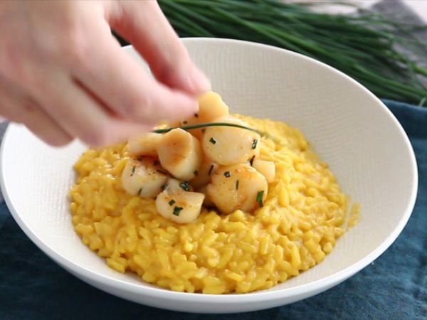 Kampasimpukoiden risotto sahramin kera - Valmistelu askel 6