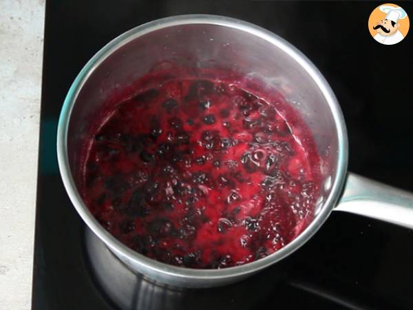 Makeutettu kondensoidusta maidosta valmistettu juustokakku punaisen hedelmäkompotin kera - Valmistelu askel 6