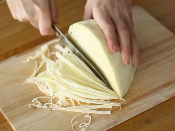 Amerikkalaistyylinen coleslaw (kaali- ja porkkanasalaatti) - Valmistelu askel 1