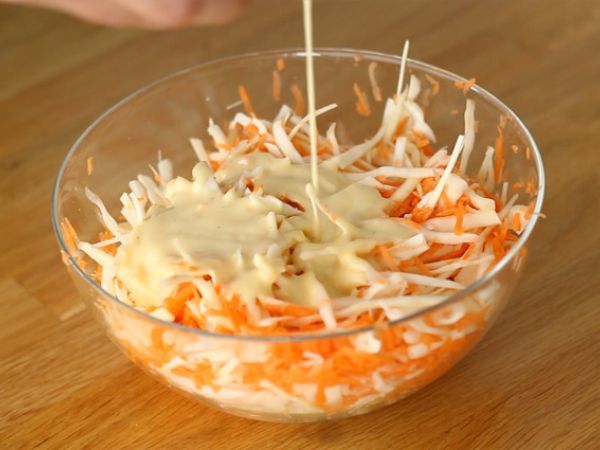 Amerikkalaistyylinen coleslaw (kaali- ja porkkanasalaatti) - Valmistelu askel 4