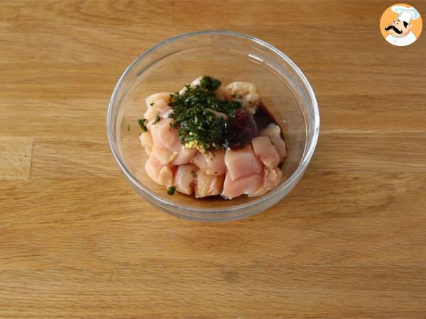 Chow mein (chao men), kiinalaisia nuudeleita kanan ja vihannesten kera. - Valmistelu askel 1