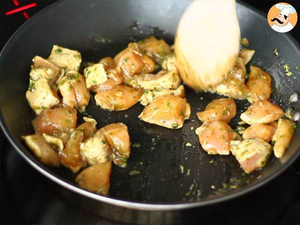 Chow mein (chao men), kiinalaisia nuudeleita kanan ja vihannesten kera. - Valmistelu askel 2