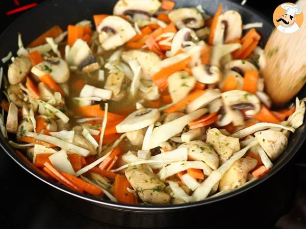 Chow mein (chao men), kiinalaisia nuudeleita kanan ja vihannesten kera. - Valmistelu askel 3