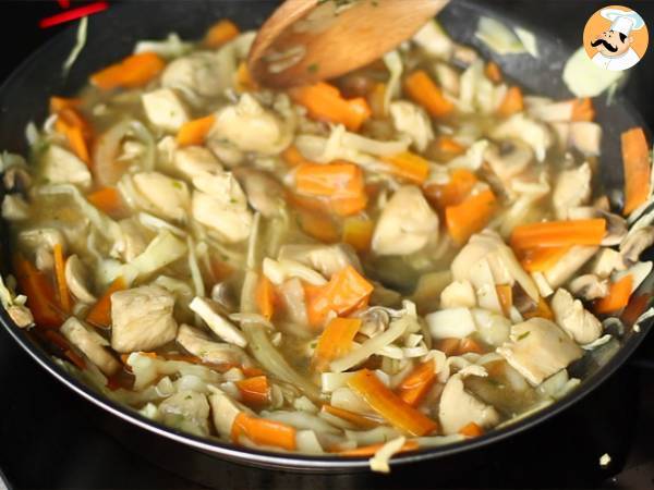 Chow mein (chao men), kiinalaisia nuudeleita kanan ja vihannesten kera. - Valmistelu askel 5