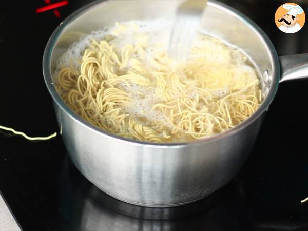 Chow mein (chao men), kiinalaisia nuudeleita kanan ja vihannesten kera. - Valmistelu askel 6
