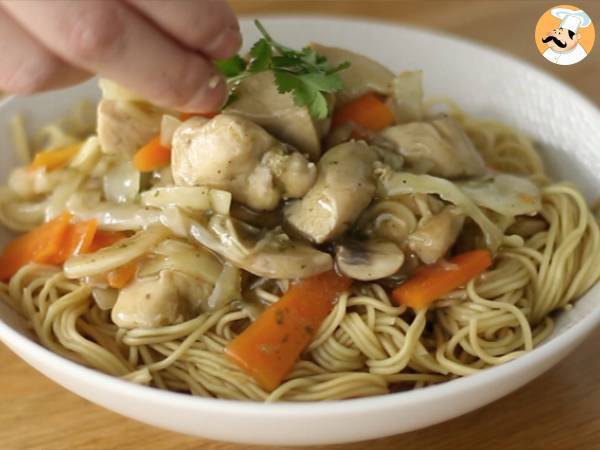 Chow mein (chao men), kiinalaisia nuudeleita kanan ja vihannesten kera. - Valmistelu askel 7