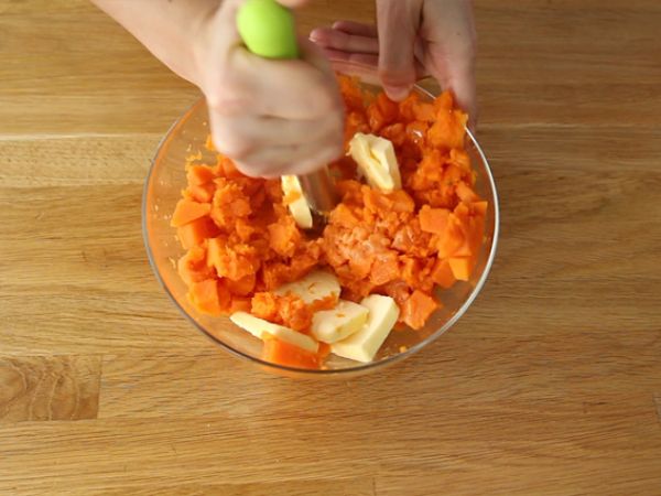 Bataatti- ja kookosfondanttikakku - Valmistelu askel 2