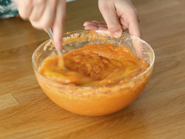 Bataatti- ja kookosfondanttikakku - Valmistelu askel 4