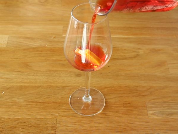 Spritz, kuuluisa italialainen cocktail Aperolilla - Valmistelu askel 1